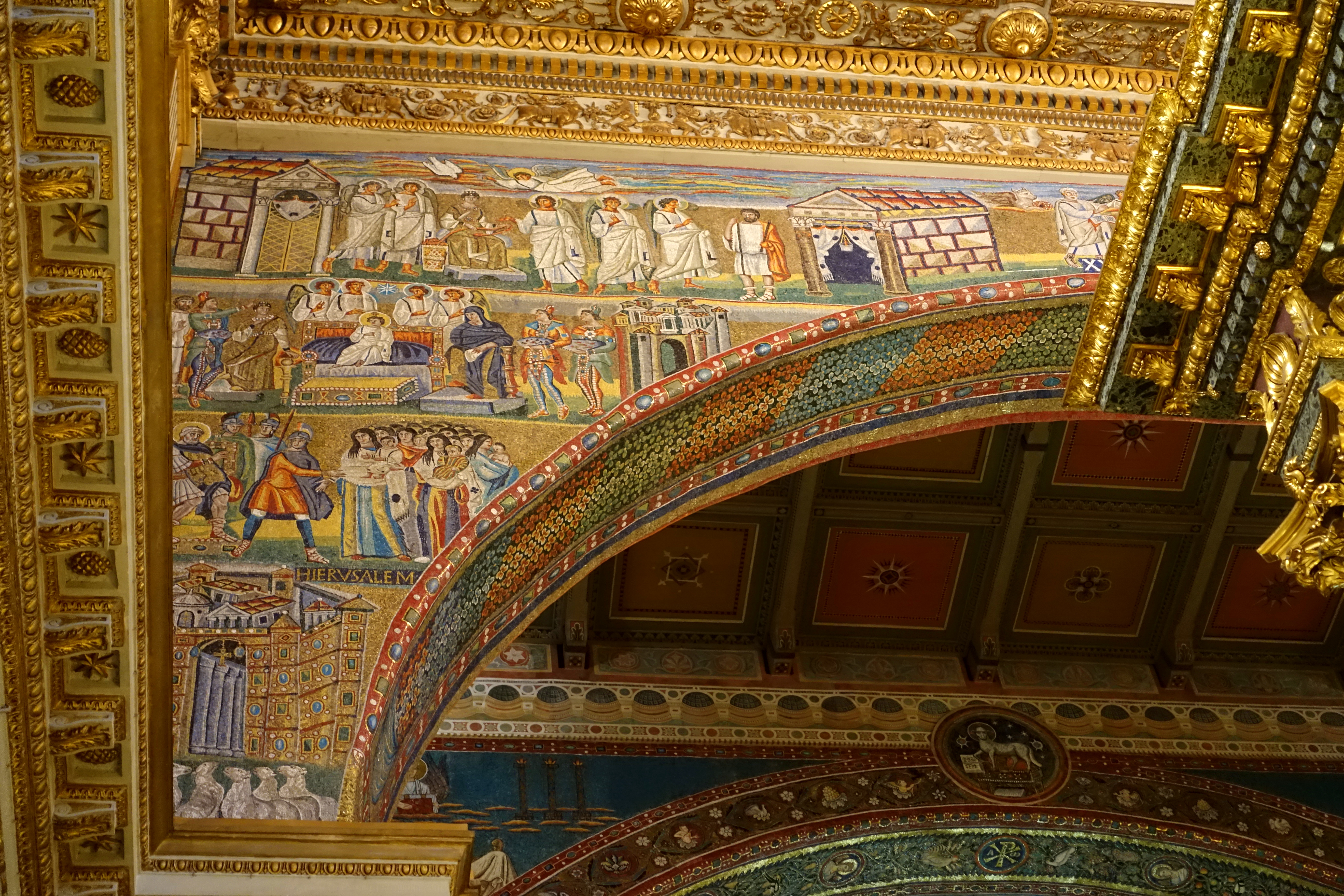 Bogen mit Mosaikzyklus